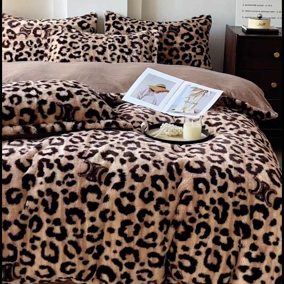 91家纺网 家纺一手货源 找家纺 梦莱斯 2025新款亲肤舒适兔毛印花牛奶绒保暖四件套一美拉德系 咖啡豹圈