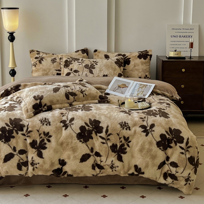 91家纺网 家纺一手货源 找家纺 梦莱斯 2025新款亲肤舒适兔毛印花牛奶绒保暖四件套一美拉德系 咖啡大花朵