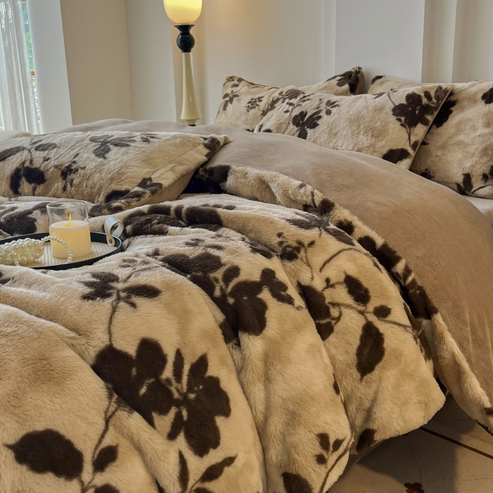 91家纺网 家纺一手货源 找家纺 梦莱斯 2025新款亲肤舒适兔毛印花牛奶绒保暖四件套一美拉德系 咖啡大花朵