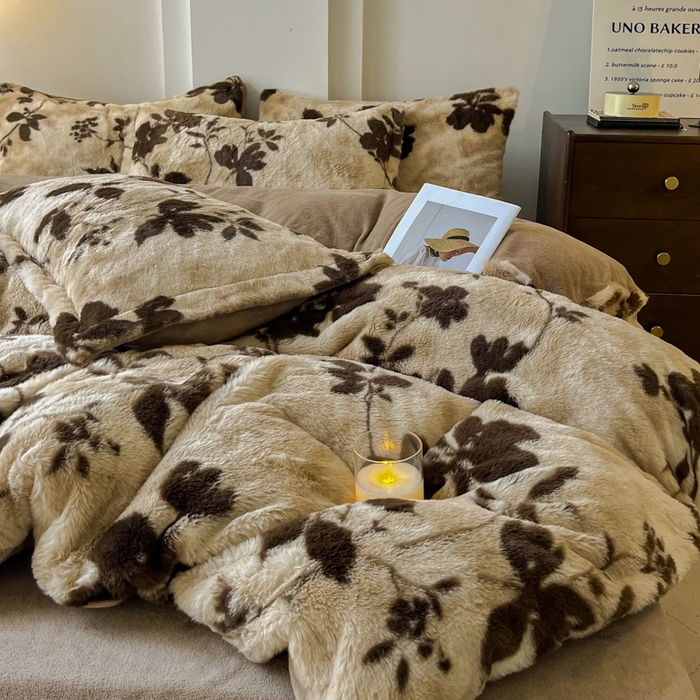 91家纺网 家纺一手货源 找家纺 梦莱斯 2025新款亲肤舒适兔毛印花牛奶绒保暖四件套一美拉德系 咖啡大花朵