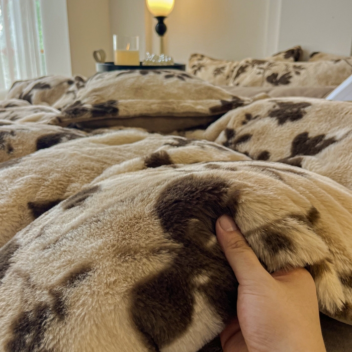 91家纺网 家纺一手货源 找家纺 梦莱斯 2025新款亲肤舒适兔毛印花牛奶绒保暖四件套一美拉德系 咖啡大花朵