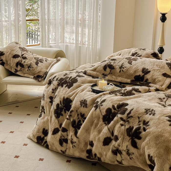 91家纺网 家纺一手货源 找家纺 梦莱斯 2025新款亲肤舒适兔毛印花牛奶绒保暖四件套一美拉德系 咖啡大花朵