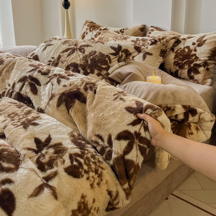 91家纺网 家纺一手货源 找家纺 梦莱斯 2025新款亲肤舒适兔毛印花牛奶绒保暖四件套一美拉德系 咖啡树枝