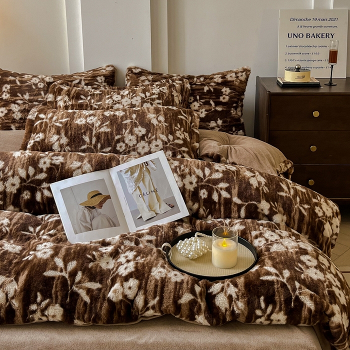 91家纺网 家纺一手货源 找家纺 梦莱斯 2025新款亲肤舒适兔毛印花牛奶绒保暖四件套一美拉德系 咖啡小花朵