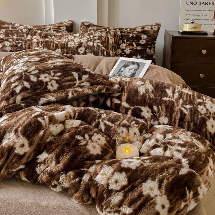 91家纺网 家纺一手货源 找家纺 梦莱斯 2025新款亲肤舒适兔毛印花牛奶绒保暖四件套一美拉德系 咖啡小花朵