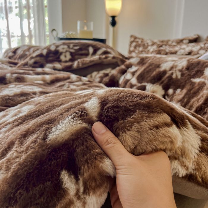 91家纺网 家纺一手货源 找家纺 梦莱斯 2025新款亲肤舒适兔毛印花牛奶绒保暖四件套一美拉德系 咖啡小花朵