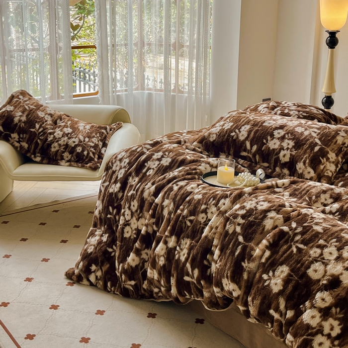 91家纺网 家纺一手货源 找家纺 梦莱斯 2025新款亲肤舒适兔毛印花牛奶绒保暖四件套一美拉德系 咖啡小花朵