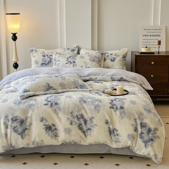 91家纺网 家纺一手货源 找家纺 梦莱斯 2025新款亲肤舒适兔毛印花牛奶绒保暖四件套一美拉德系 蓝色树叶