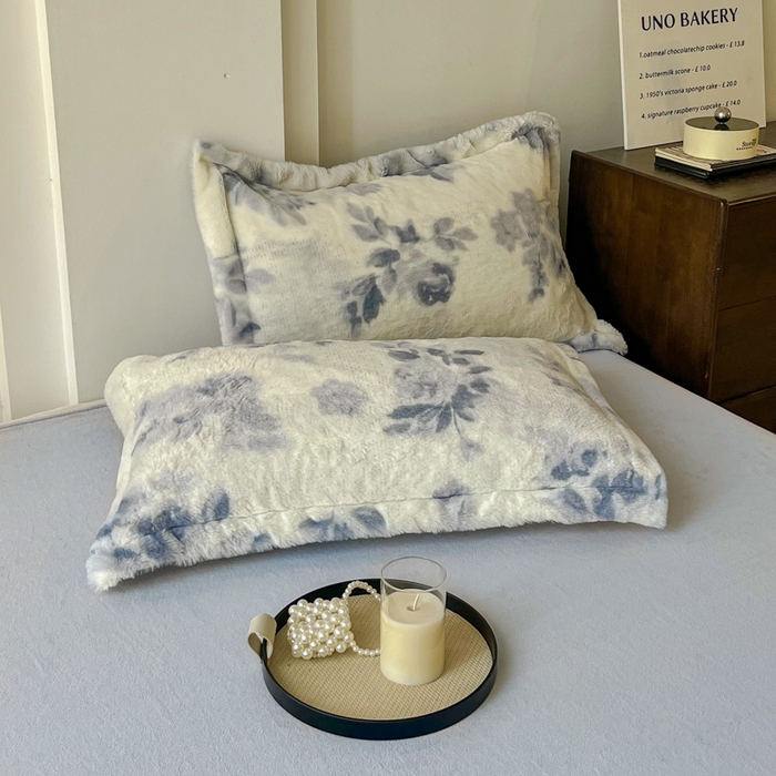 91家纺网 家纺一手货源 找家纺 梦莱斯 2025新款亲肤舒适兔毛印花牛奶绒保暖四件套一美拉德系 蓝色树叶