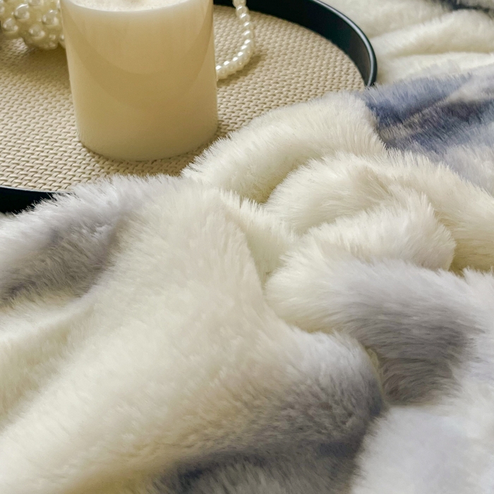 91家纺网 家纺一手货源 找家纺 梦莱斯 2025新款亲肤舒适兔毛印花牛奶绒保暖四件套一美拉德系 蓝色树叶