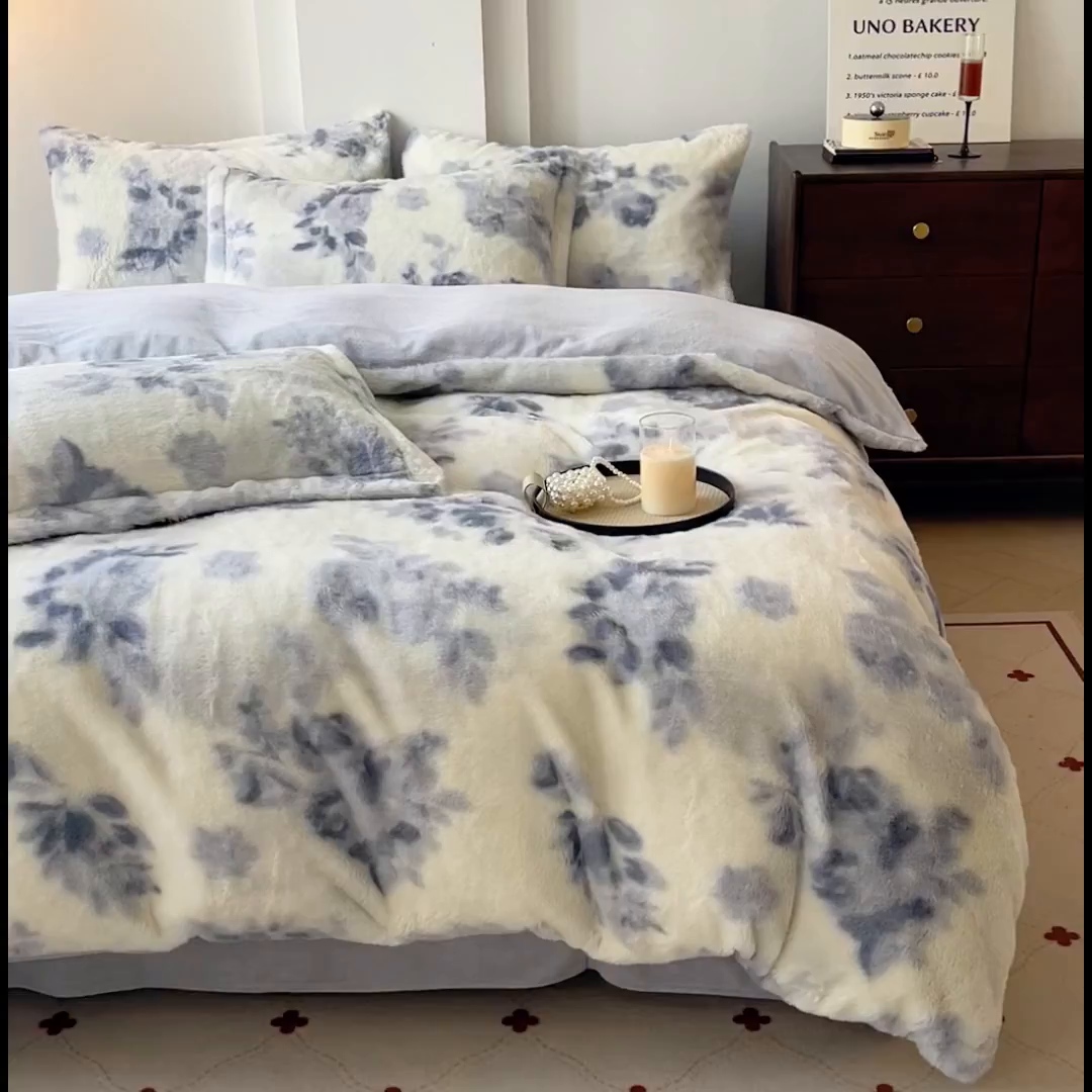 91家纺网 家纺一手货源 找家纺 梦莱斯 2025新款亲肤舒适兔毛印花牛奶绒保暖四件套一美拉德系 蓝色树叶