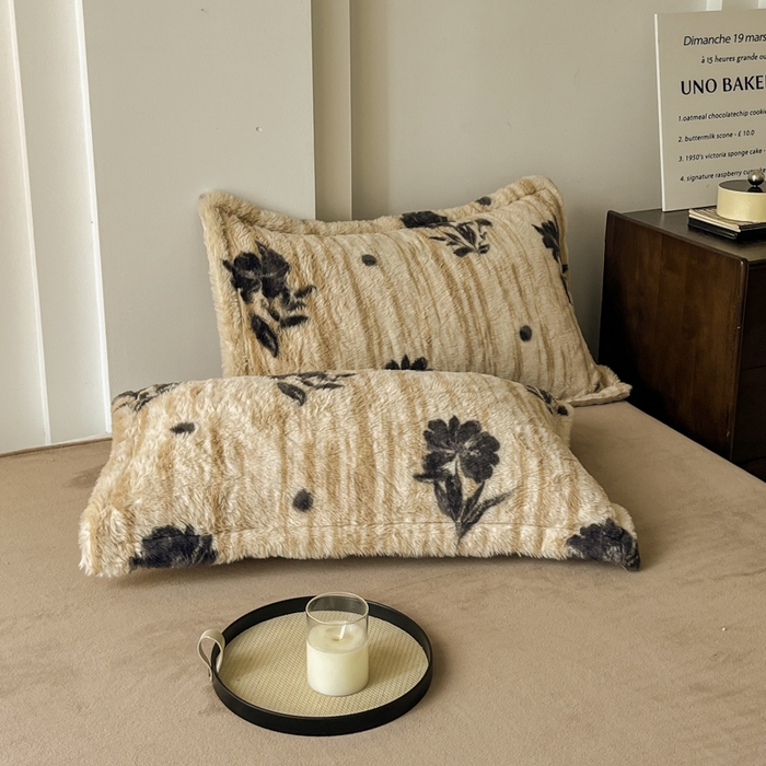 91家纺网 家纺一手货源 找家纺 梦莱斯 2025新款亲肤舒适兔毛印花牛奶绒保暖四件套一美拉德系 米底黑花