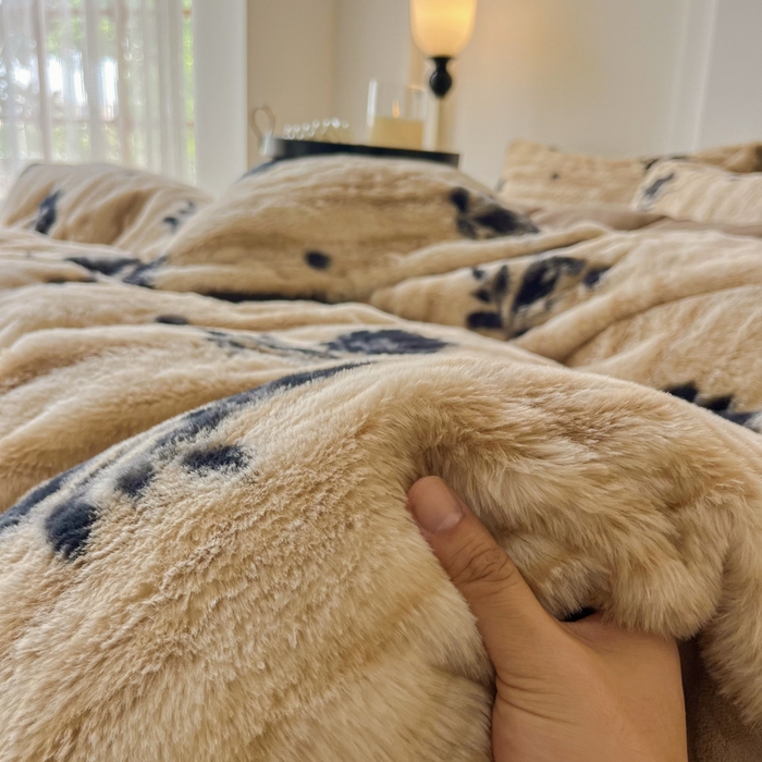 91家纺网 家纺一手货源 找家纺 梦莱斯 2025新款亲肤舒适兔毛印花牛奶绒保暖四件套一美拉德系 米底黑花