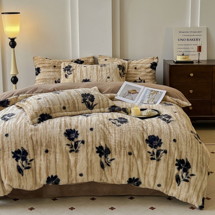 91家纺网 家纺一手货源 找家纺 梦莱斯 2025新款亲肤舒适兔毛印花牛奶绒保暖四件套一美拉德系 米底黑花