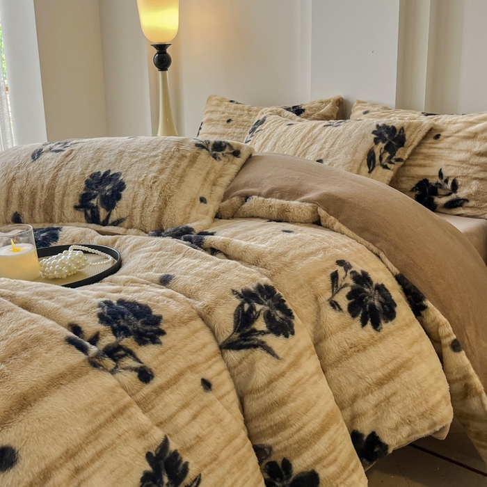 91家纺网 家纺一手货源 找家纺 梦莱斯 2025新款亲肤舒适兔毛印花牛奶绒保暖四件套一美拉德系 米底黑花