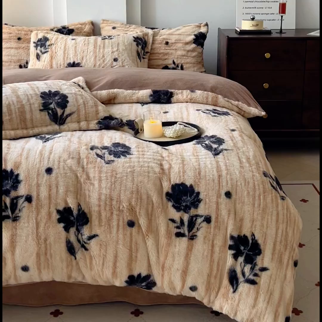 91家纺网 家纺一手货源 找家纺 梦莱斯 2025新款亲肤舒适兔毛印花牛奶绒保暖四件套一美拉德系 米底黑花