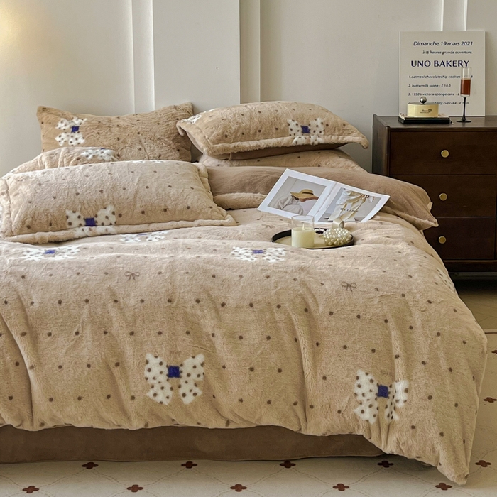 91家纺网 家纺一手货源 找家纺 梦莱斯 2025新款亲肤舒适兔毛印花牛奶绒保暖四件套一美拉德系 驼色底蝴蝶结