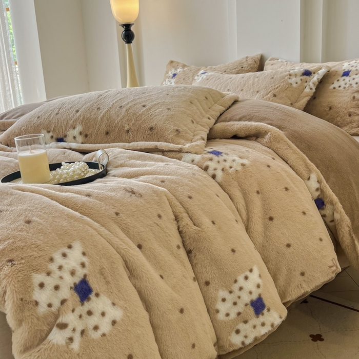 91家纺网 家纺一手货源 找家纺 梦莱斯 2025新款亲肤舒适兔毛印花牛奶绒保暖四件套一美拉德系 驼色底蝴蝶结