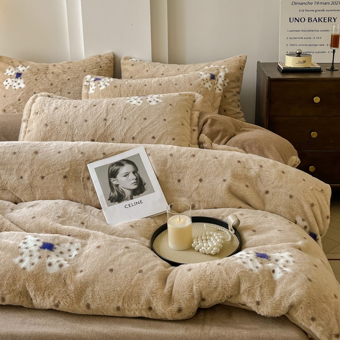 91家纺网 家纺一手货源 找家纺 梦莱斯 2025新款亲肤舒适兔毛印花牛奶绒保暖四件套一美拉德系 驼色底蝴蝶结