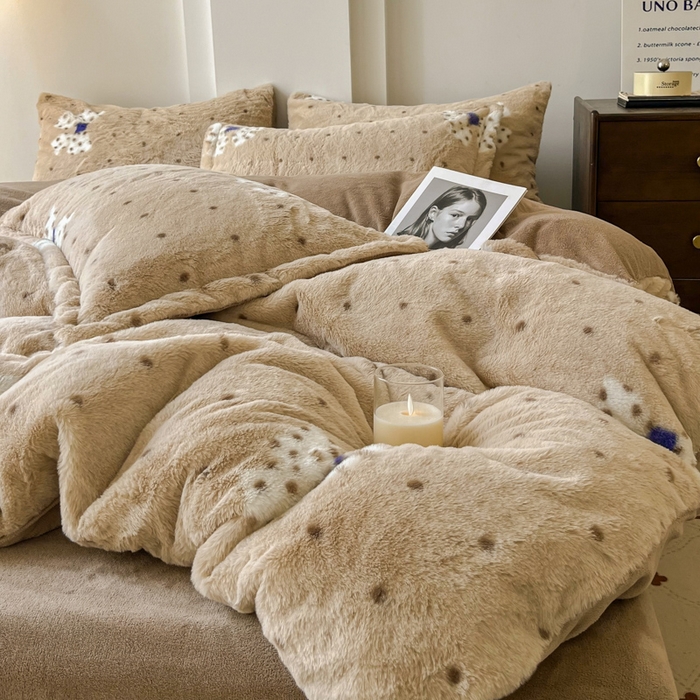 91家纺网 家纺一手货源 找家纺 梦莱斯 2025新款亲肤舒适兔毛印花牛奶绒保暖四件套一美拉德系 驼色底蝴蝶结