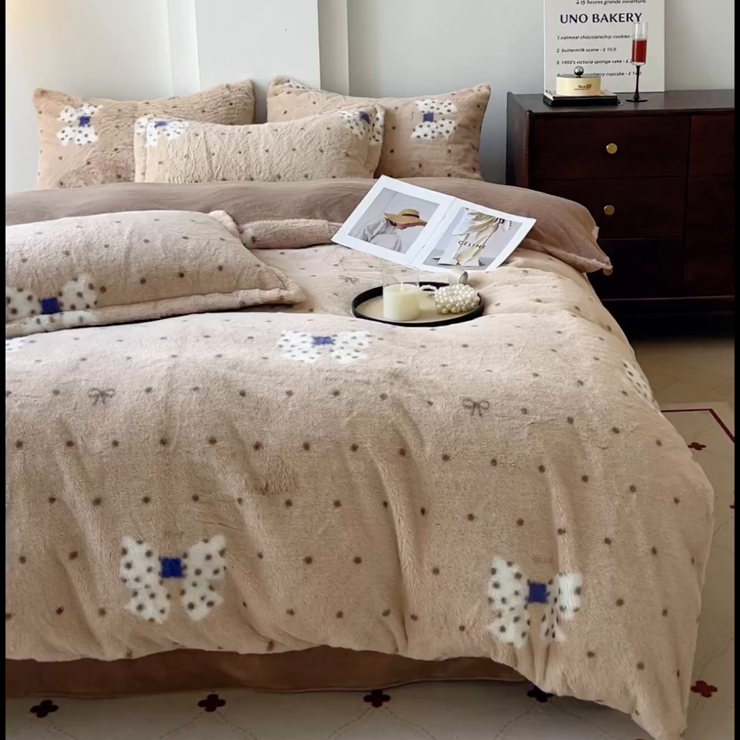 91家纺网 家纺一手货源 找家纺 梦莱斯 2025新款亲肤舒适兔毛印花牛奶绒保暖四件套一美拉德系 驼色底蝴蝶结