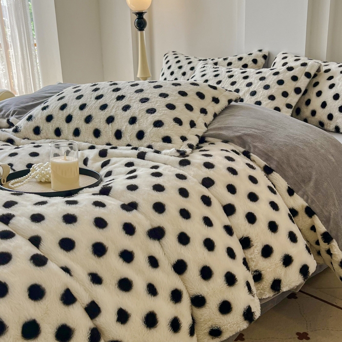 91家纺网 家纺一手货源 找家纺 梦莱斯 2025新款亲肤舒适兔毛印花牛奶绒保暖四件套一美拉德系 圆点黑