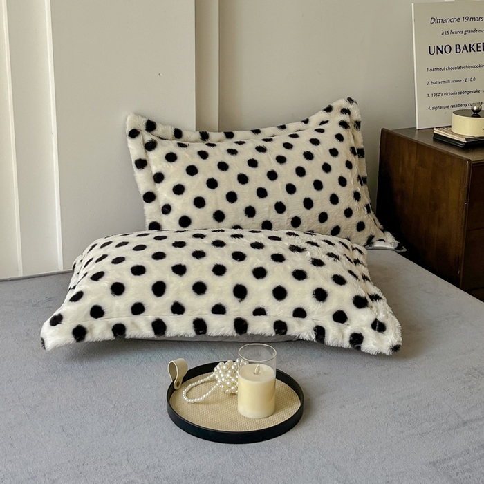 91家纺网 家纺一手货源 找家纺 梦莱斯 2025新款亲肤舒适兔毛印花牛奶绒保暖四件套一美拉德系 圆点黑