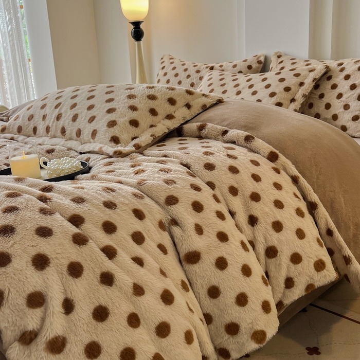 91家纺网 家纺一手货源 找家纺 梦莱斯 2025新款亲肤舒适兔毛印花牛奶绒保暖四件套一美拉德系 圆点棕