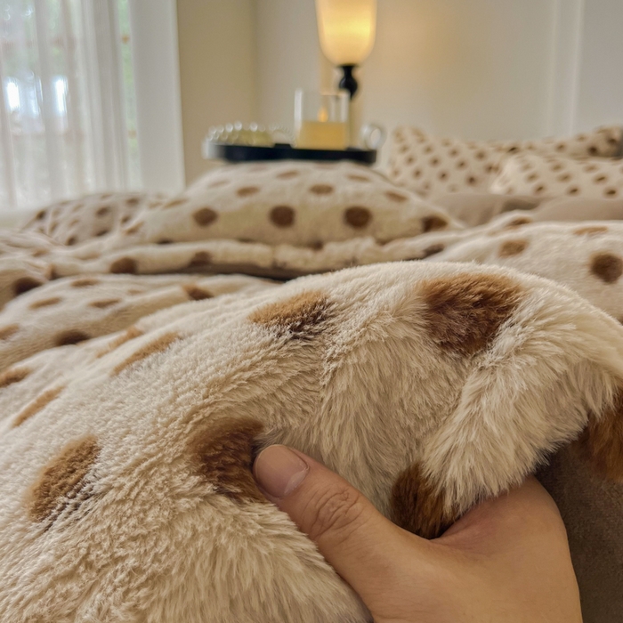 91家纺网 家纺一手货源 找家纺 梦莱斯 2025新款亲肤舒适兔毛印花牛奶绒保暖四件套一美拉德系 圆点棕