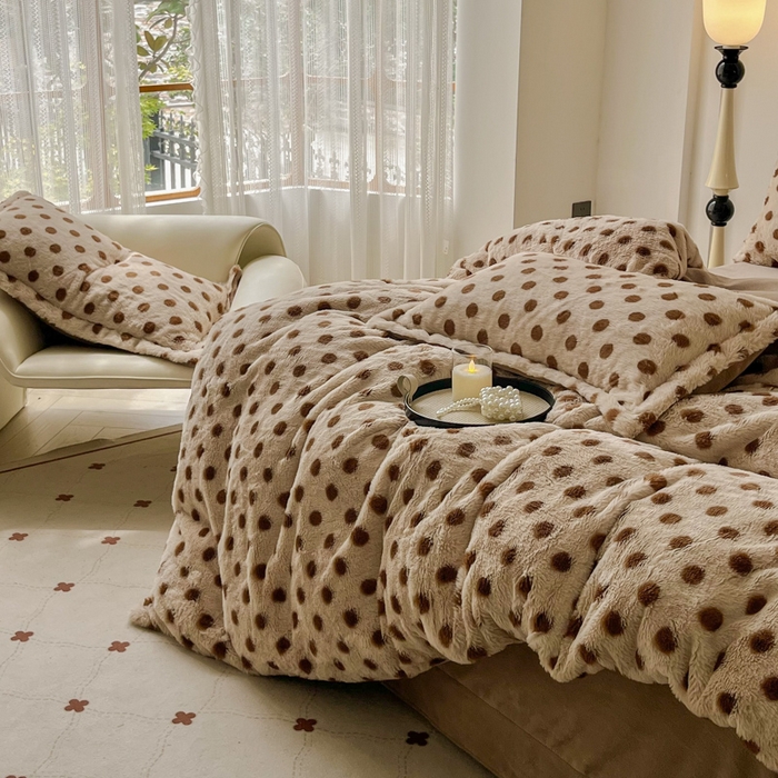 91家纺网 家纺一手货源 找家纺 梦莱斯 2025新款亲肤舒适兔毛印花牛奶绒保暖四件套一美拉德系 圆点棕