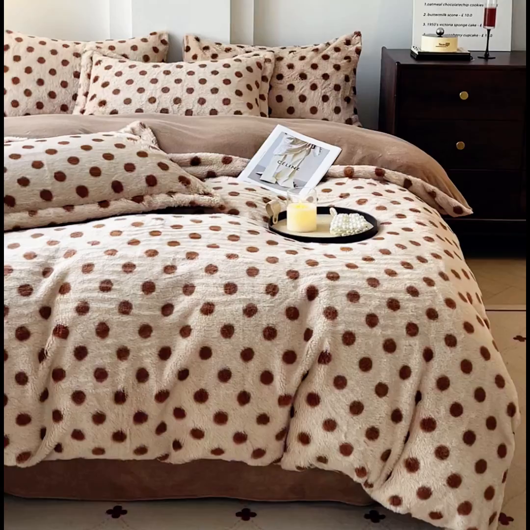 91家纺网 家纺一手货源 找家纺 梦莱斯 2025新款亲肤舒适兔毛印花牛奶绒保暖四件套一美拉德系 圆点棕