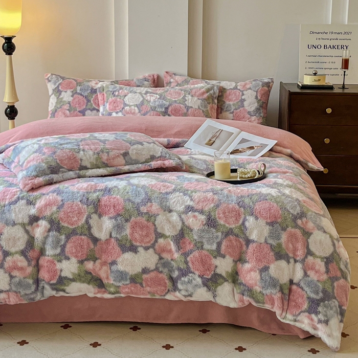 91家纺网 家纺一手货源 找家纺 梦莱斯 2025新款亲肤舒适兔毛印花牛奶绒保暖四件套一美拉德系 紫底玫瑰花