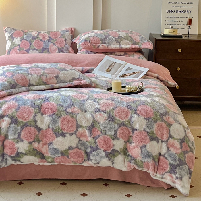 91家纺网 家纺一手货源 找家纺 梦莱斯 2025新款亲肤舒适兔毛印花牛奶绒保暖四件套一美拉德系 紫底玫瑰花