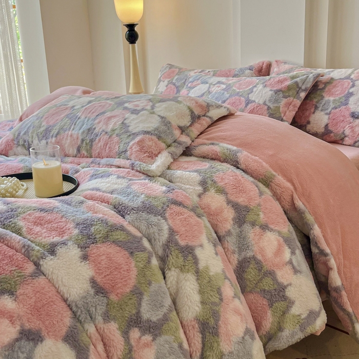 91家纺网 家纺一手货源 找家纺 梦莱斯 2025新款亲肤舒适兔毛印花牛奶绒保暖四件套一美拉德系 紫底玫瑰花