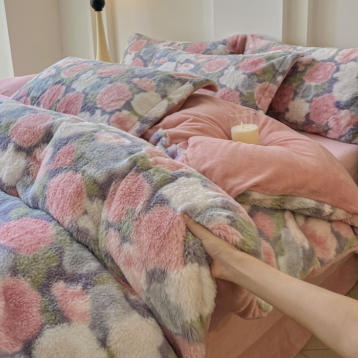 91家纺网 家纺一手货源 找家纺 梦莱斯 2025新款亲肤舒适兔毛印花牛奶绒保暖四件套一美拉德系 紫底玫瑰花