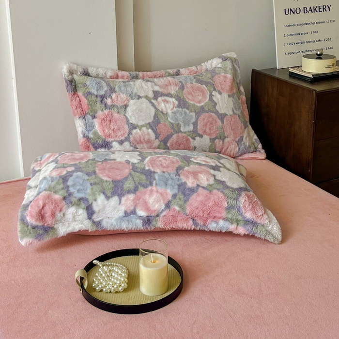 91家纺网 家纺一手货源 找家纺 梦莱斯 2025新款亲肤舒适兔毛印花牛奶绒保暖四件套一美拉德系 紫底玫瑰花