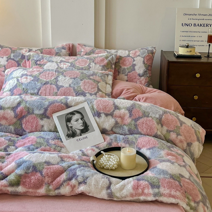 91家纺网 家纺一手货源 找家纺 梦莱斯 2025新款亲肤舒适兔毛印花牛奶绒保暖四件套一美拉德系 紫底玫瑰花