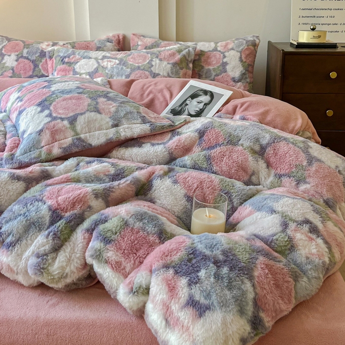 91家纺网 家纺一手货源 找家纺 梦莱斯 2025新款亲肤舒适兔毛印花牛奶绒保暖四件套一美拉德系 紫底玫瑰花