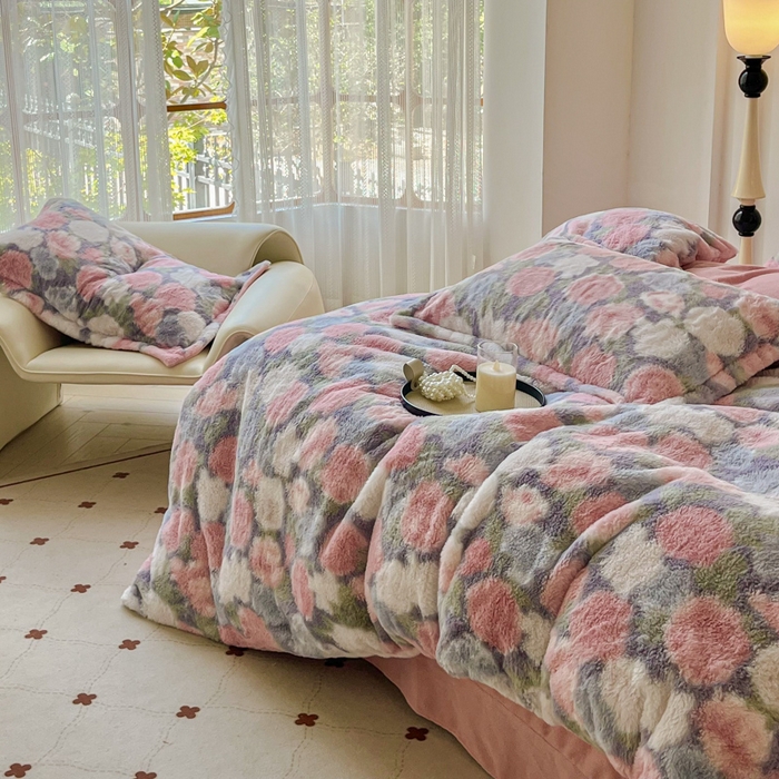 91家纺网 家纺一手货源 找家纺 梦莱斯 2025新款亲肤舒适兔毛印花牛奶绒保暖四件套一美拉德系 紫底玫瑰花