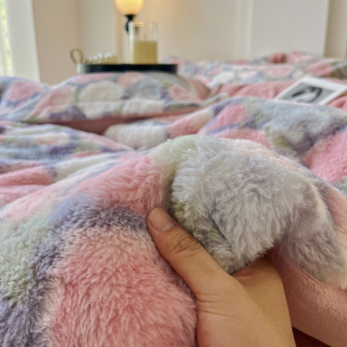 91家纺网 家纺一手货源 找家纺 梦莱斯 2025新款亲肤舒适兔毛印花牛奶绒保暖四件套一美拉德系 紫底玫瑰花