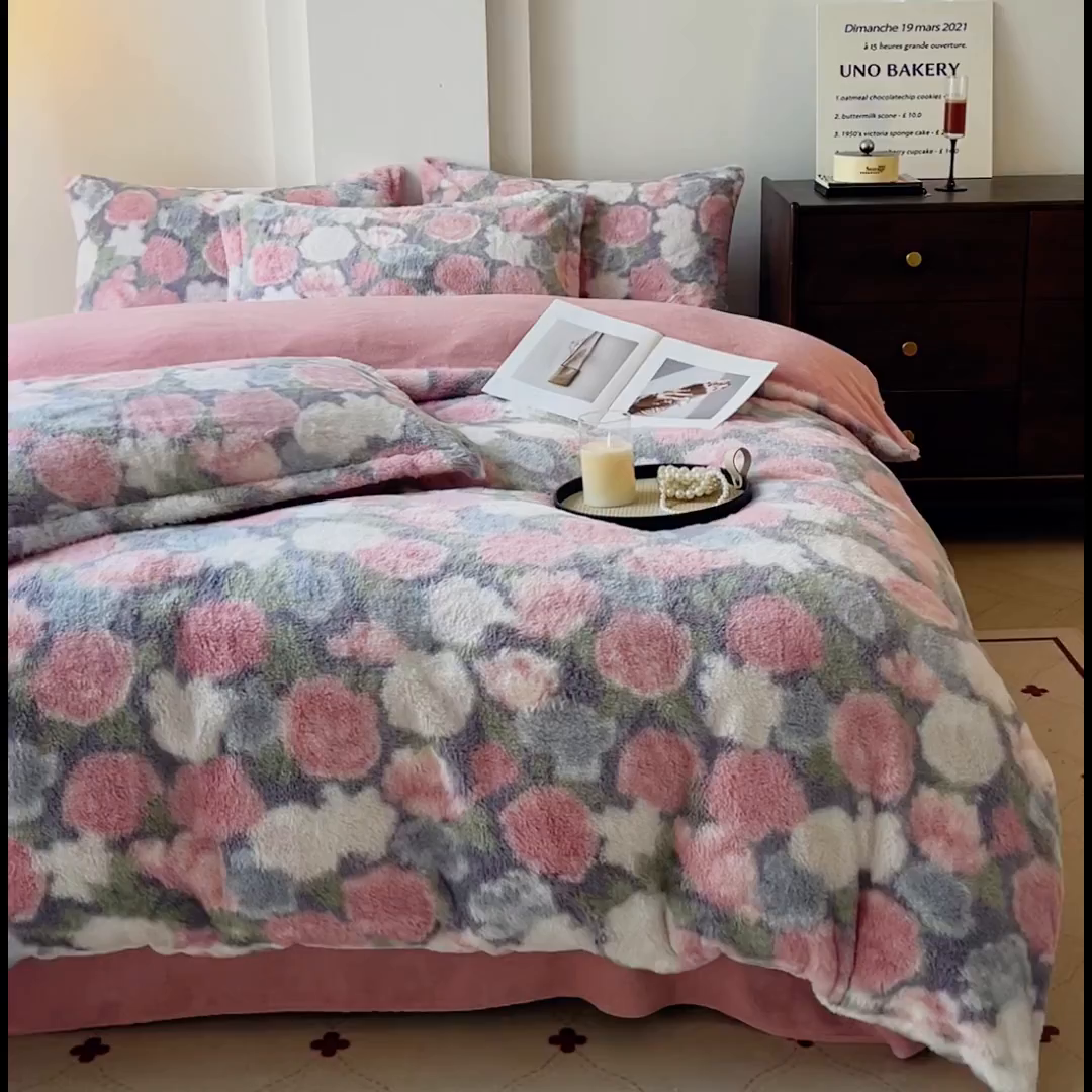 91家纺网 家纺一手货源 找家纺 梦莱斯 2025新款亲肤舒适兔毛印花牛奶绒保暖四件套一美拉德系 紫底玫瑰花