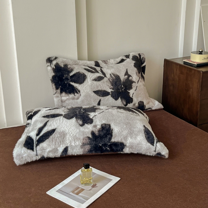 91家纺网 家纺一手货源 找家纺 梦莱斯 2025新款亲肤舒适兔毛印花牛奶绒保暖四件套一美拉德系 塞西莉亚