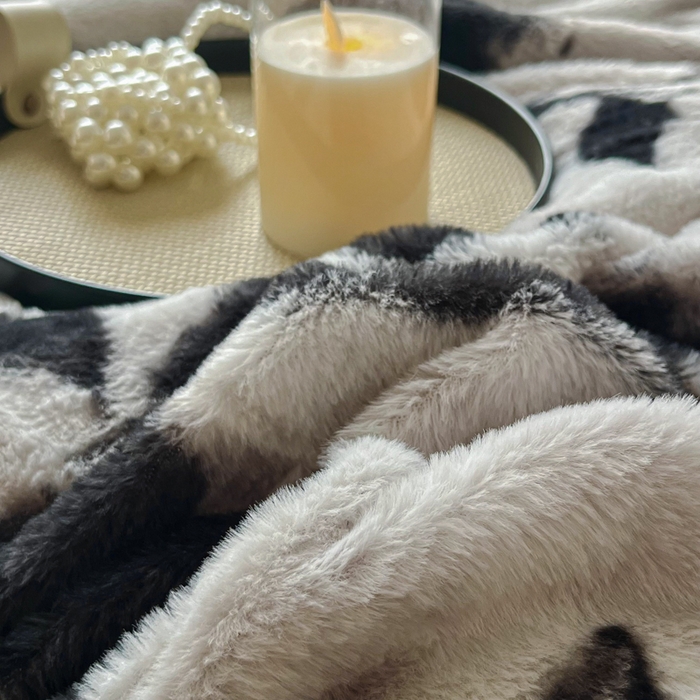 91家纺网 家纺一手货源 找家纺 梦莱斯 2025新款亲肤舒适兔毛印花牛奶绒保暖四件套一美拉德系 塞西莉亚