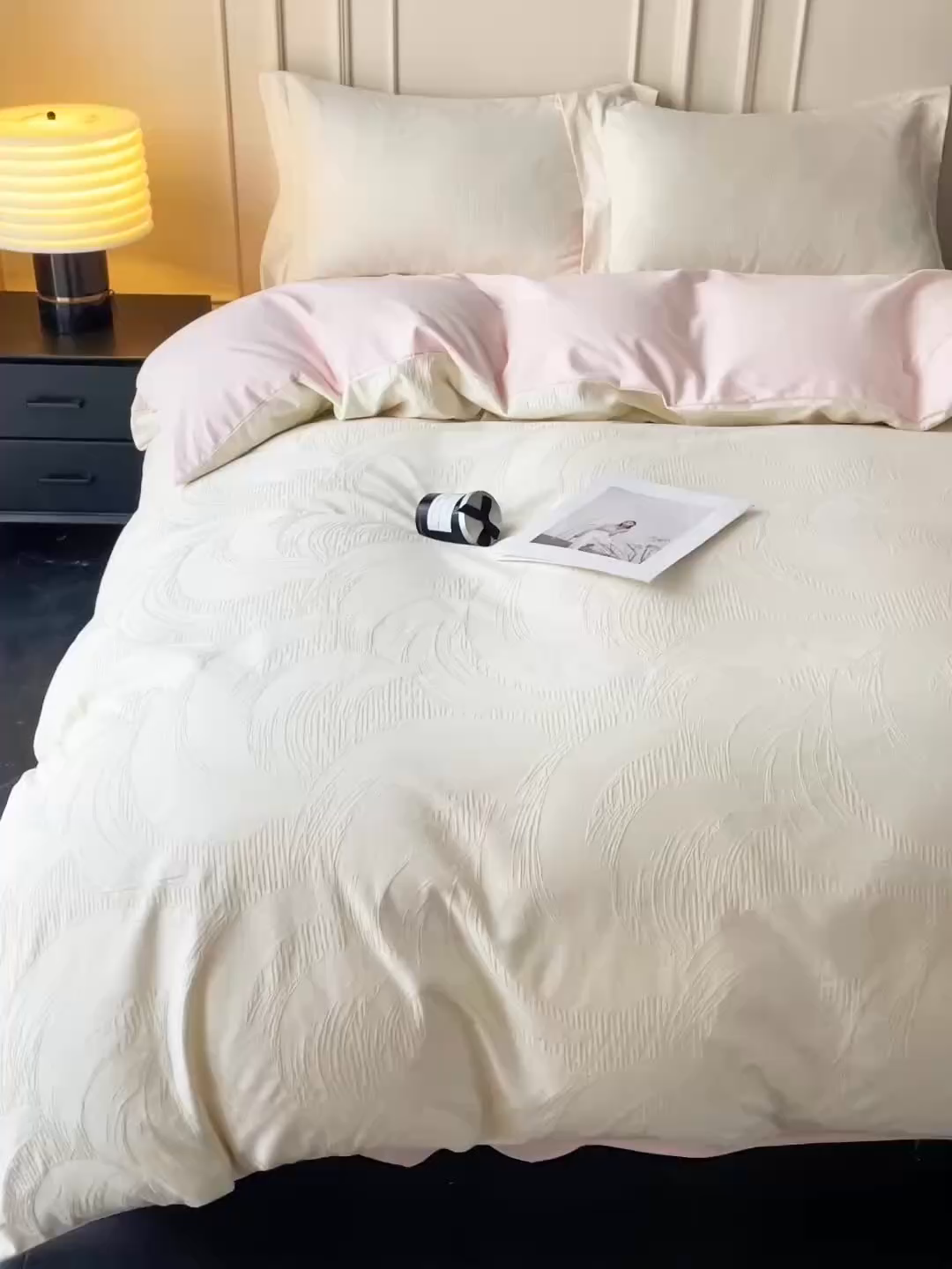 91家纺网 家纺一手货源 找家纺 云锦家居 2025新款秋冬50双股磨毛提花四件套 雅韵-粉白