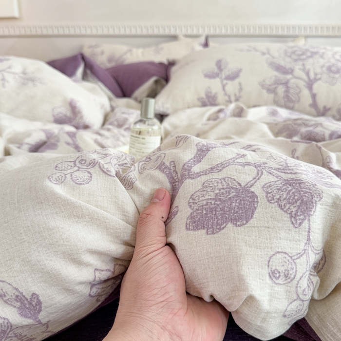 91家纺网 家纺一手货源 找家纺 佑佳家纺 2025新款复古印花亚麻双层纱花边被套枕套三件套 紫韵