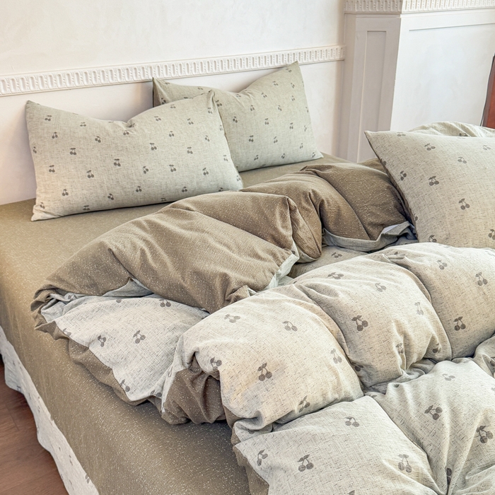 91家纺网 家纺一手货源 找家纺 佑佳家纺 2025新款复古印花亚麻双层纱花边被套枕套三件套 绿樱