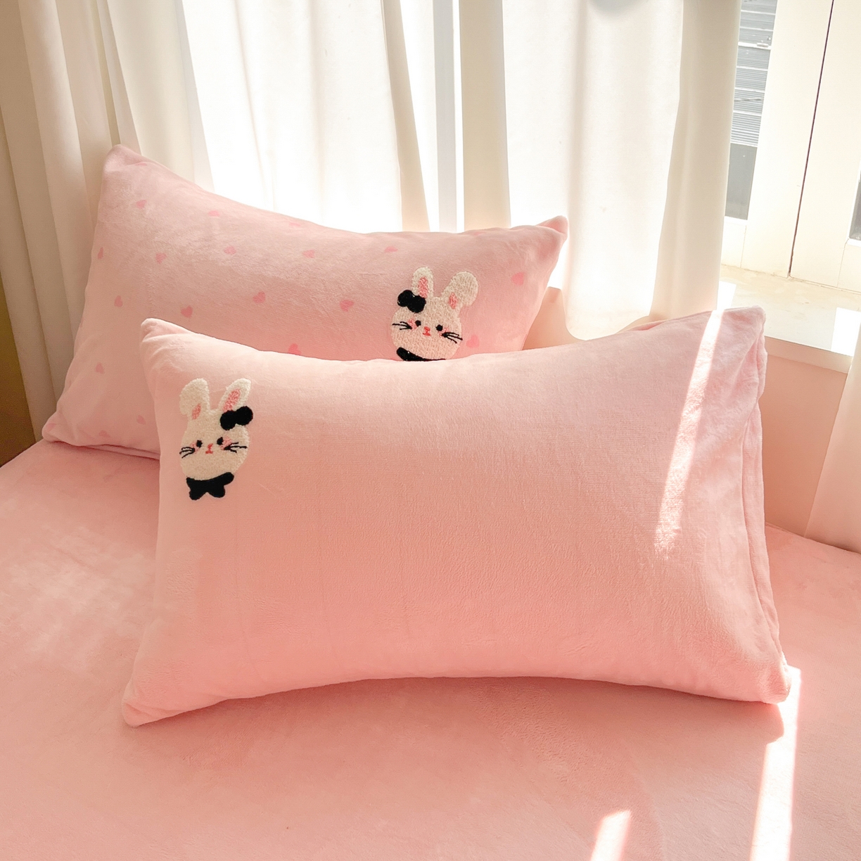 91家纺网 家纺一手货源 找家纺 如一 2025新款卡通毛巾绣系列牛奶绒四件套 领结粉兔