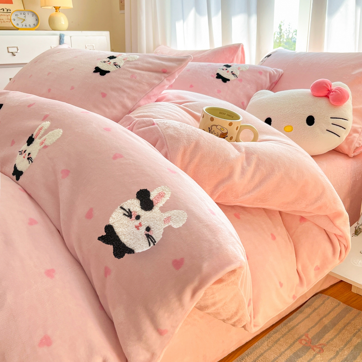 91家纺网 家纺一手货源 找家纺 如一 2025新款卡通毛巾绣系列牛奶绒四件套 领结粉兔