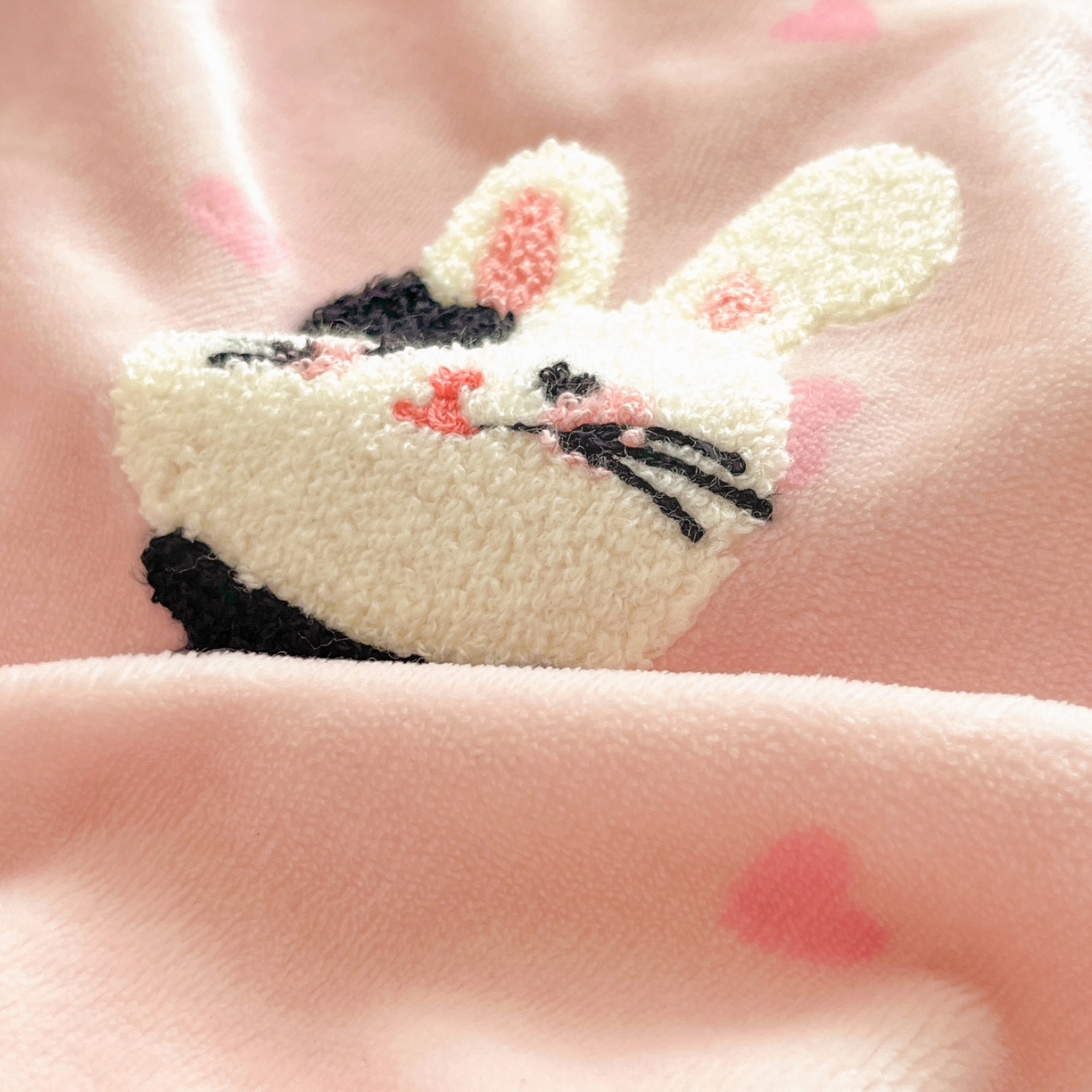 91家纺网 家纺一手货源 找家纺 如一 2025新款卡通毛巾绣系列牛奶绒四件套 领结粉兔