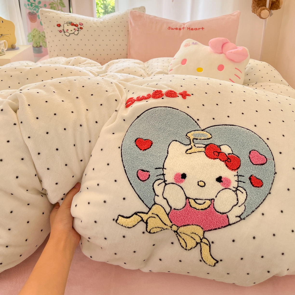 91家纺网 家纺一手货源 找家纺 如一 2025新款卡通毛巾绣系列牛奶绒四件套 爱心天使